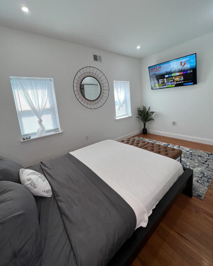 Conveniently Located 10 Minutes From Center Philadelphia! Luxurious 1-2 Bedroom Available Now *