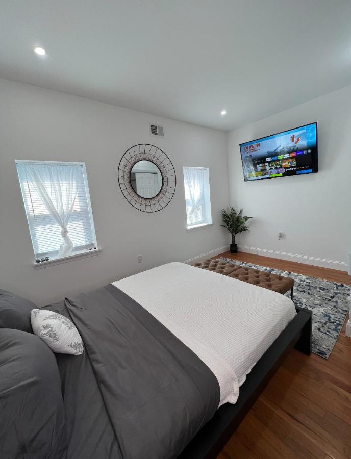 Apartment Conveniently Located 10 Minutes From Center Philadelphia! Luxurious 1-2 Bedroom Available Now *