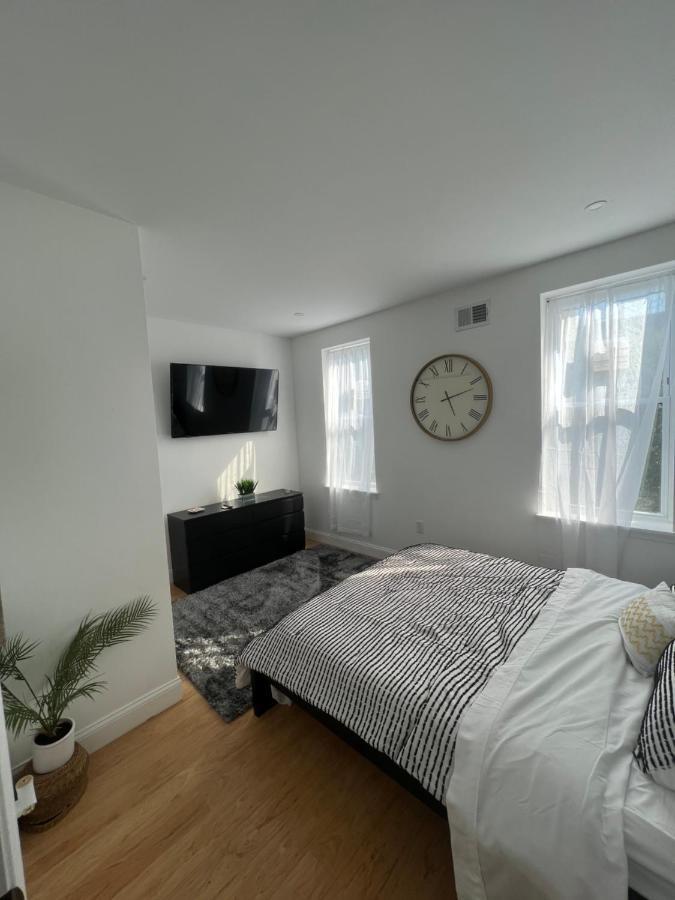 Apartment Conveniently Located 10 Minutes From Center Philadelphia! Luxurious 1-2 Bedroom Available Now *